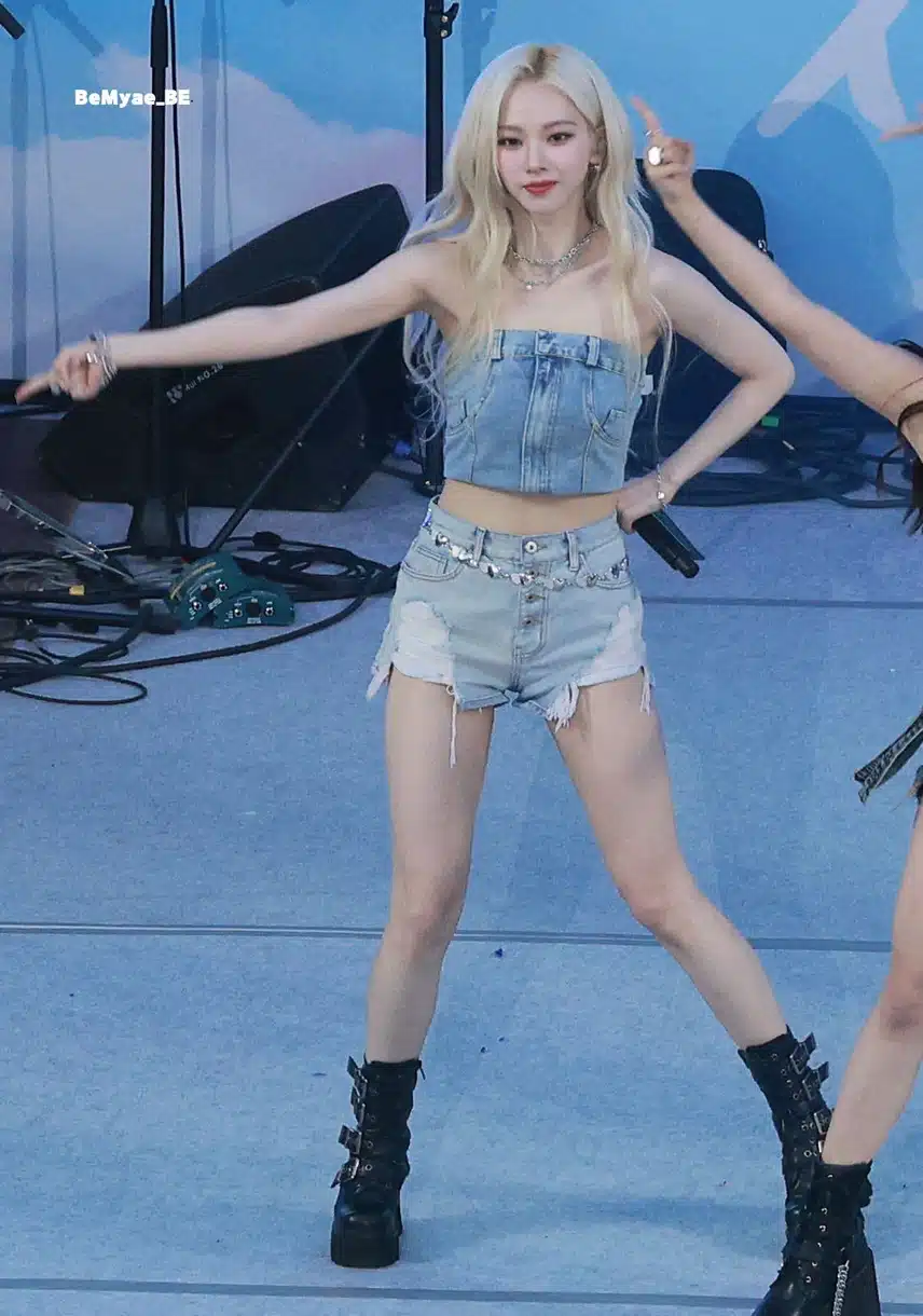 연세대 아카라카 축제만 가면 레전드 찍은 카리나 jpg