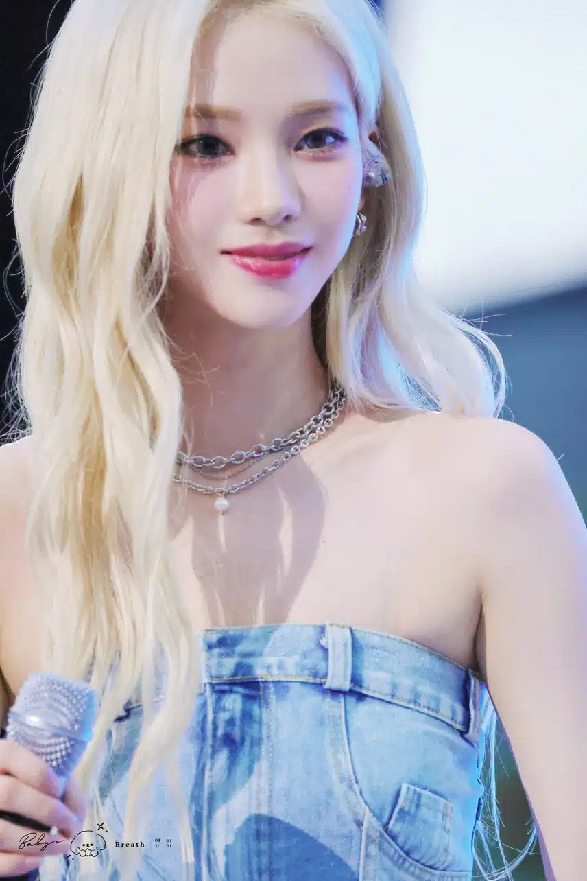 연세대 아카라카 축제만 가면 레전드 찍은 카리나 jpg