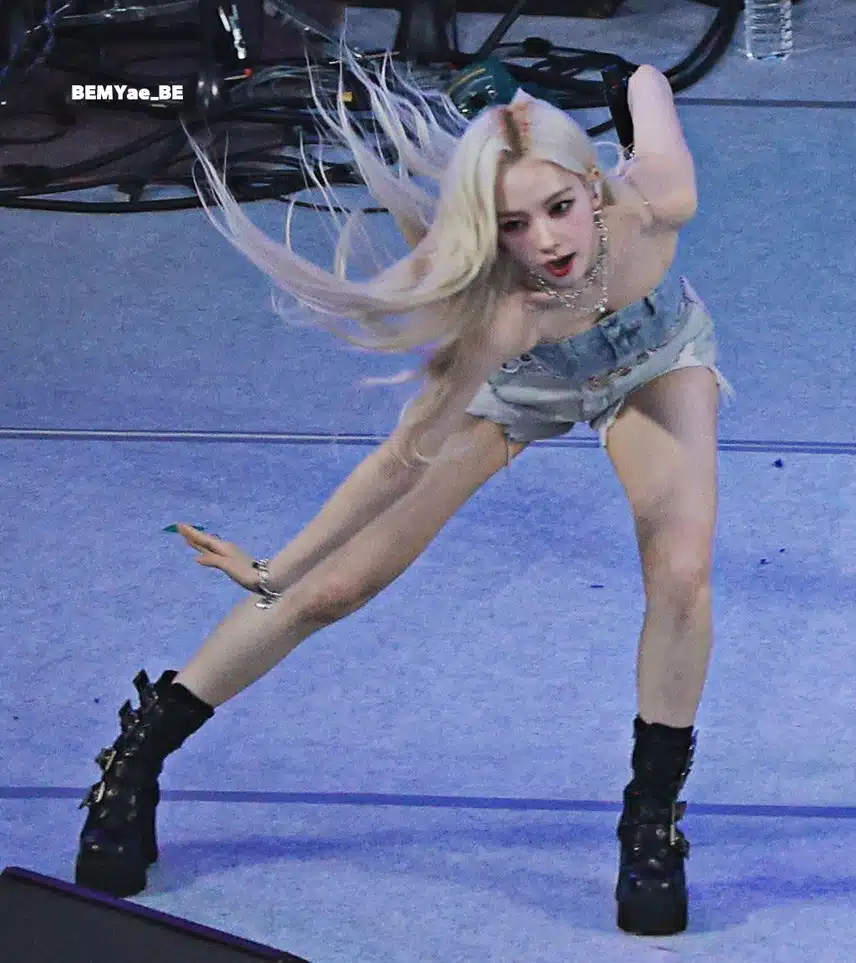 연세대 아카라카 축제만 가면 레전드 찍은 카리나 jpg