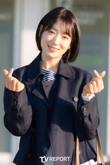 신혜님 단발로 너무 귀여운 모습이네요...해외일정 잘 다녀와요