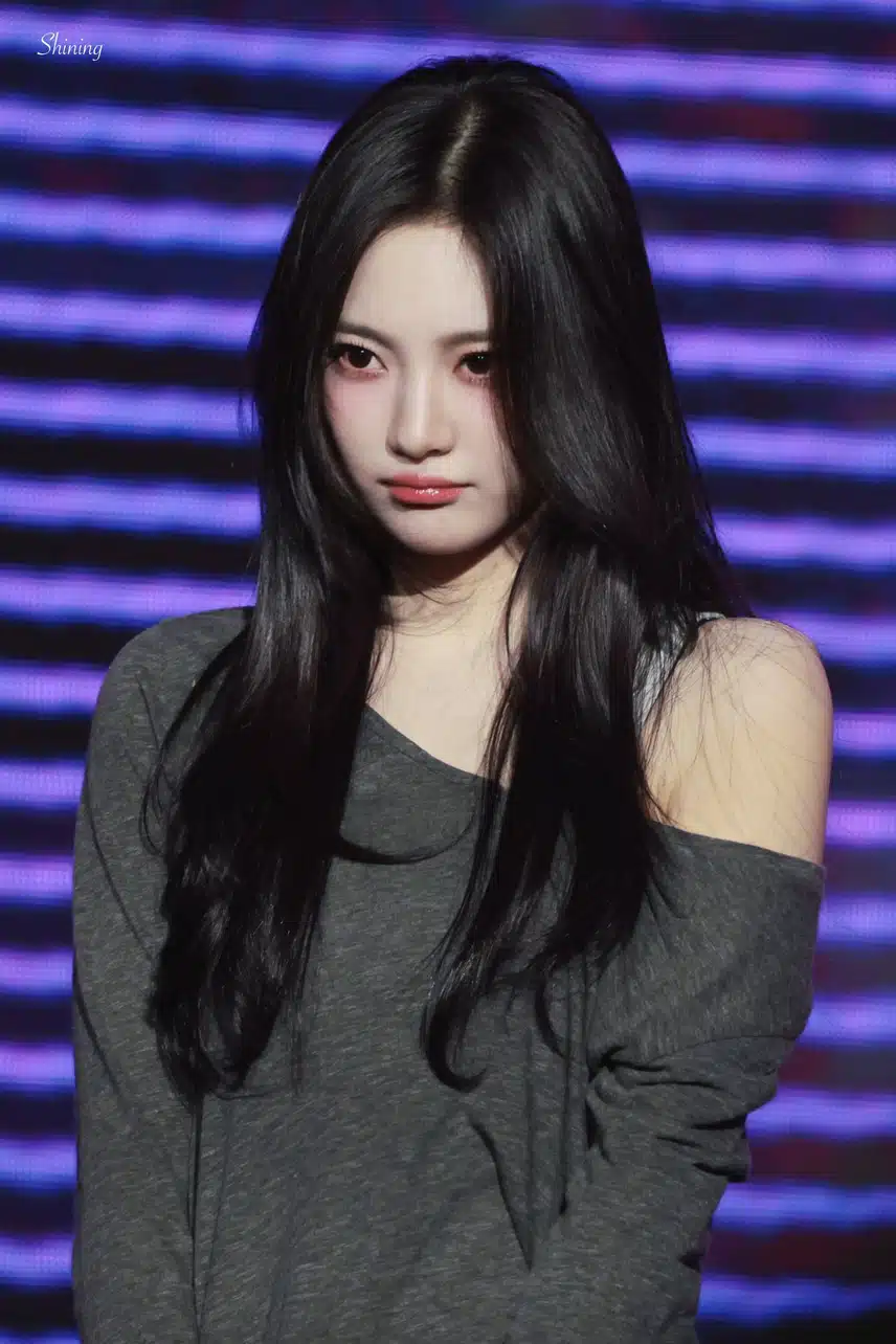 흑발 긴머리가 청순하게 잘 어울리는 닝닝