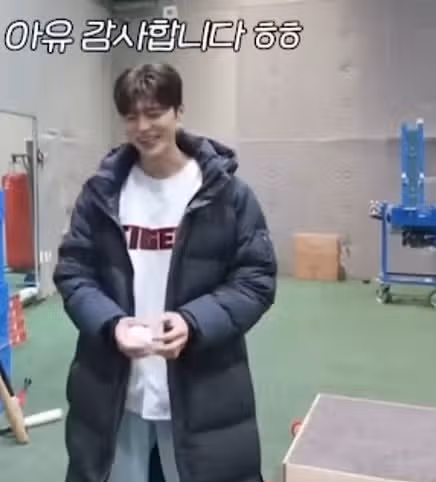 롱패딩 입으시니까 완전 훈훈한 대학생같아요