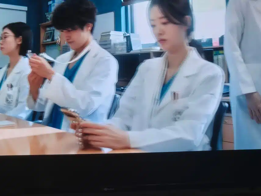 의사생활을 꿈꾸는 레지던트들의 성장과정을 보여주는 스핀오프드라마