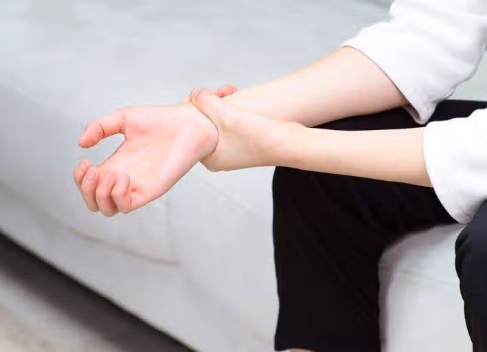 오른쪽 손목에서만 계속해서 소리가 나요
