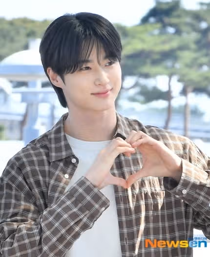 우석님 해외일정에 또 출국하네요 청량한 청년모습이네요
