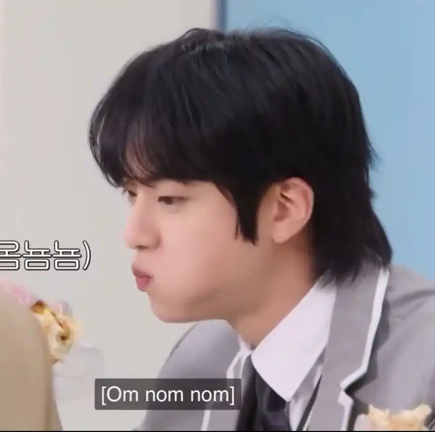 진님 오물거리며 피자 먹는 모습 귀엽네요