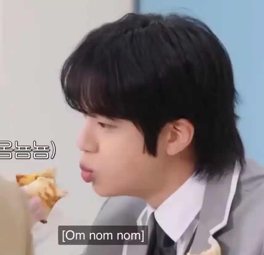 진님 오물거리며 피자 먹는 모습 귀엽네요