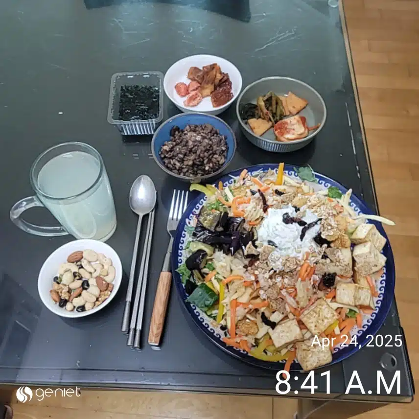 아침은 견과류 가지두부샐러드, 잡곡밥과 반찬