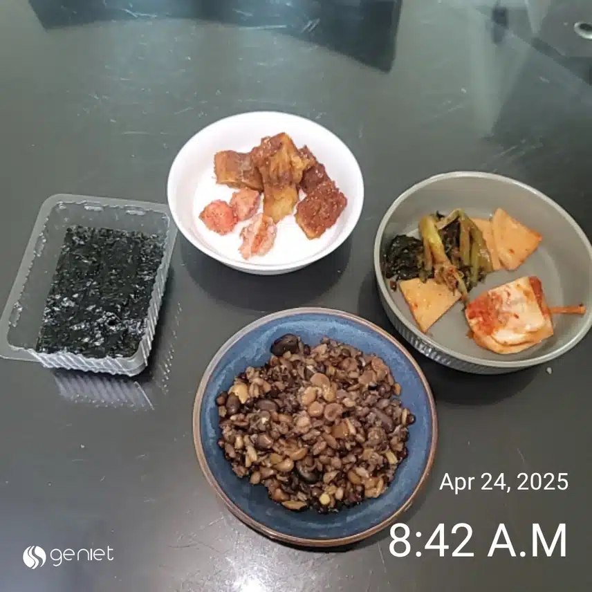 아침은 견과류 가지두부샐러드, 잡곡밥과 반찬