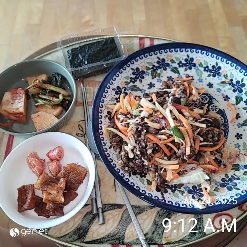 아침은 견과류 가지두부샐러드, 잡곡밥과 반찬