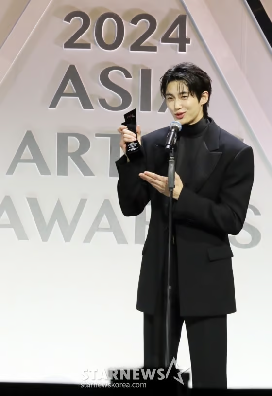 스타랭킹 스타배우 남자 부문에서 2위하셨어요