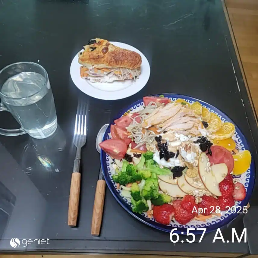 아침은 그릭요거트샐러드와 닭가슴살바게트샌드위치
