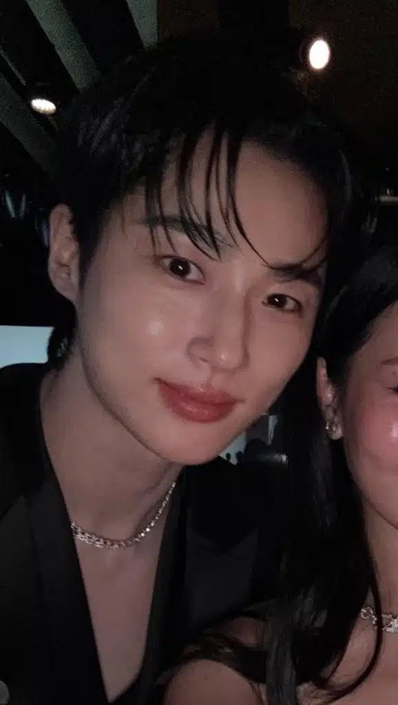 셀카 찍는 우석 