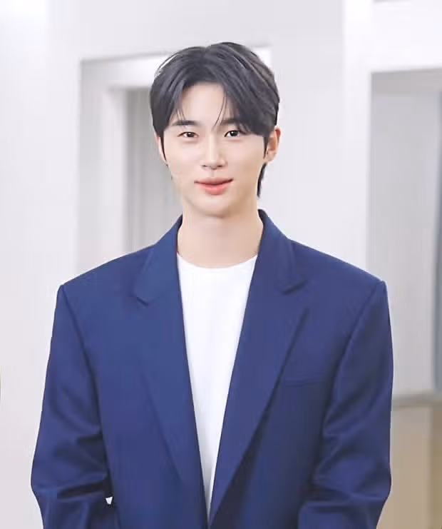변우석님은 역시 블루컬러가 찰떡이신 것 같아요~