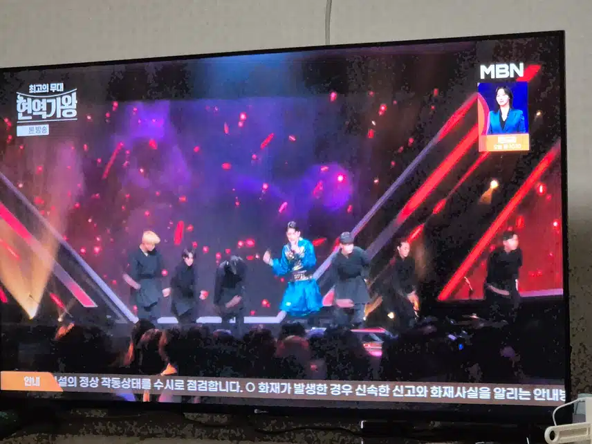 퍼포먼스의 장인 나태주님의 무대 볼거리가 많죠