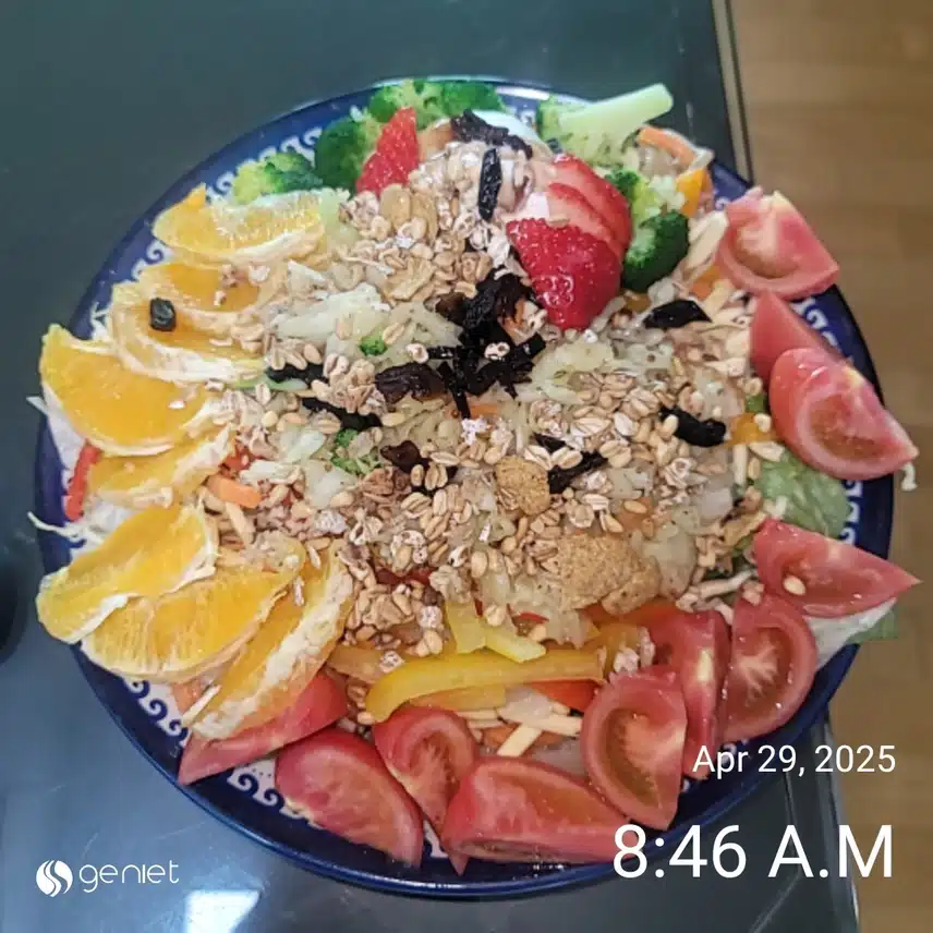 아침은 견과류와 샐러드, 잡곡밥과 돼지고기김치찌개 
