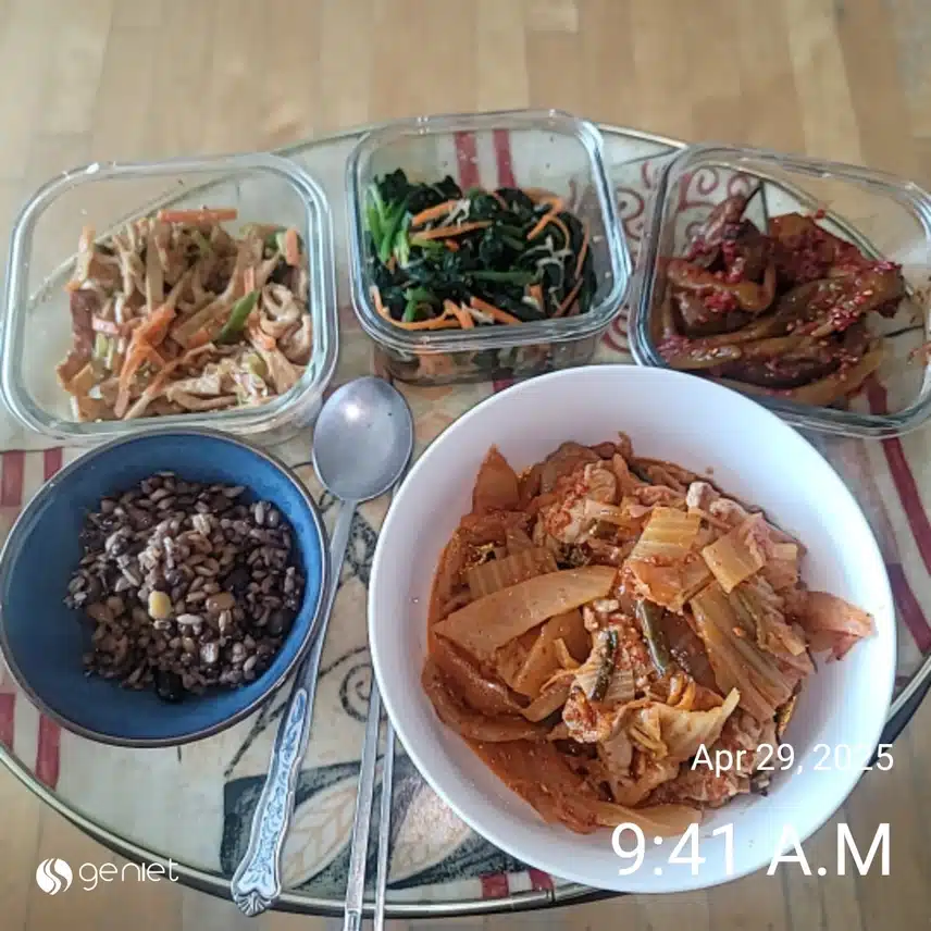 아침은 견과류와 샐러드, 잡곡밥과 돼지고기김치찌개 