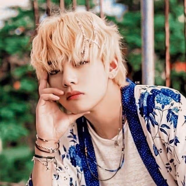 Vote for Kim Taehyung 🍒👍💜💜💜
