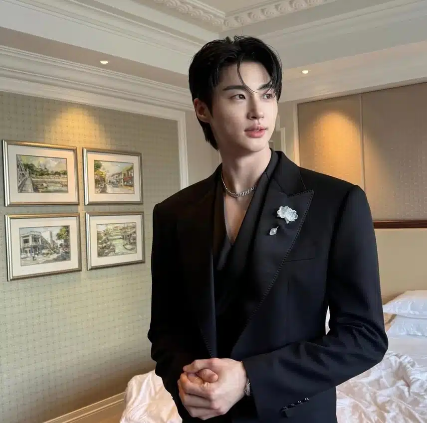 조각같은 비주얼로 시선 강탈하는 우석님 