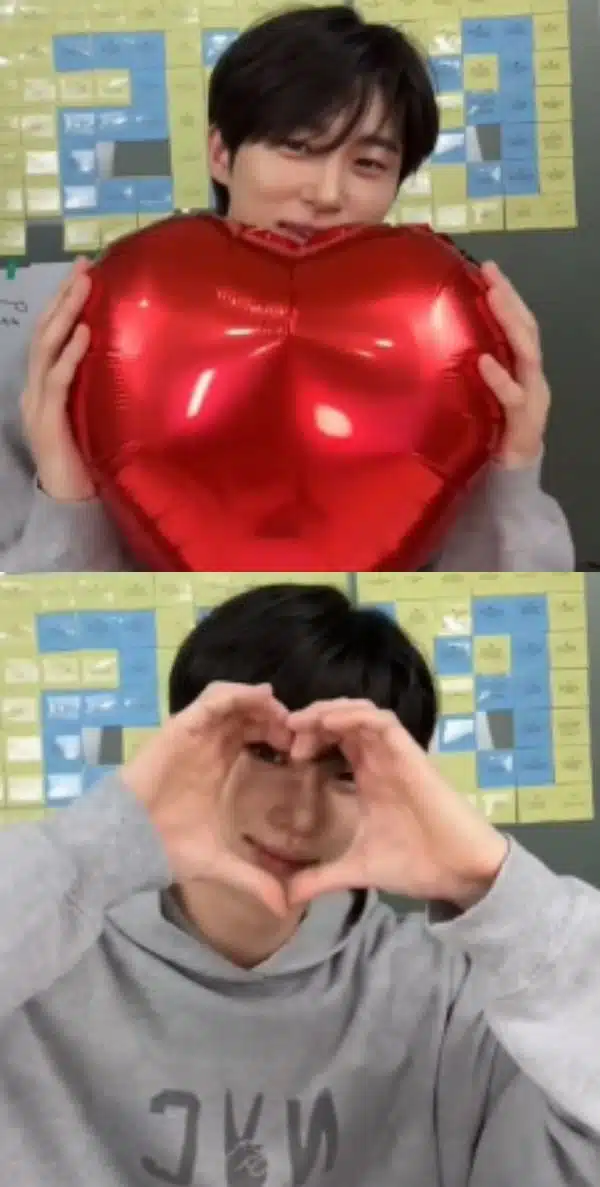 라이브방송에서 하트 날리는 우석님 사진