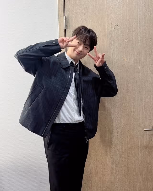 어제 공식계정에 올라온 멋있는 찬원님 사진