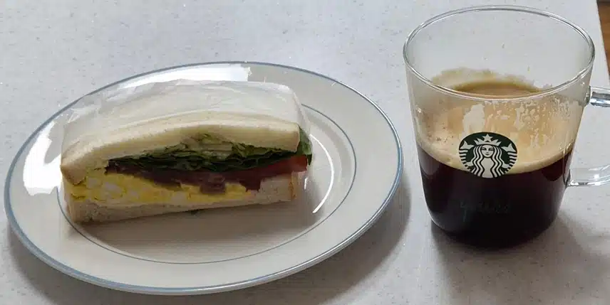 아메리카노 한잔과 샌드위치