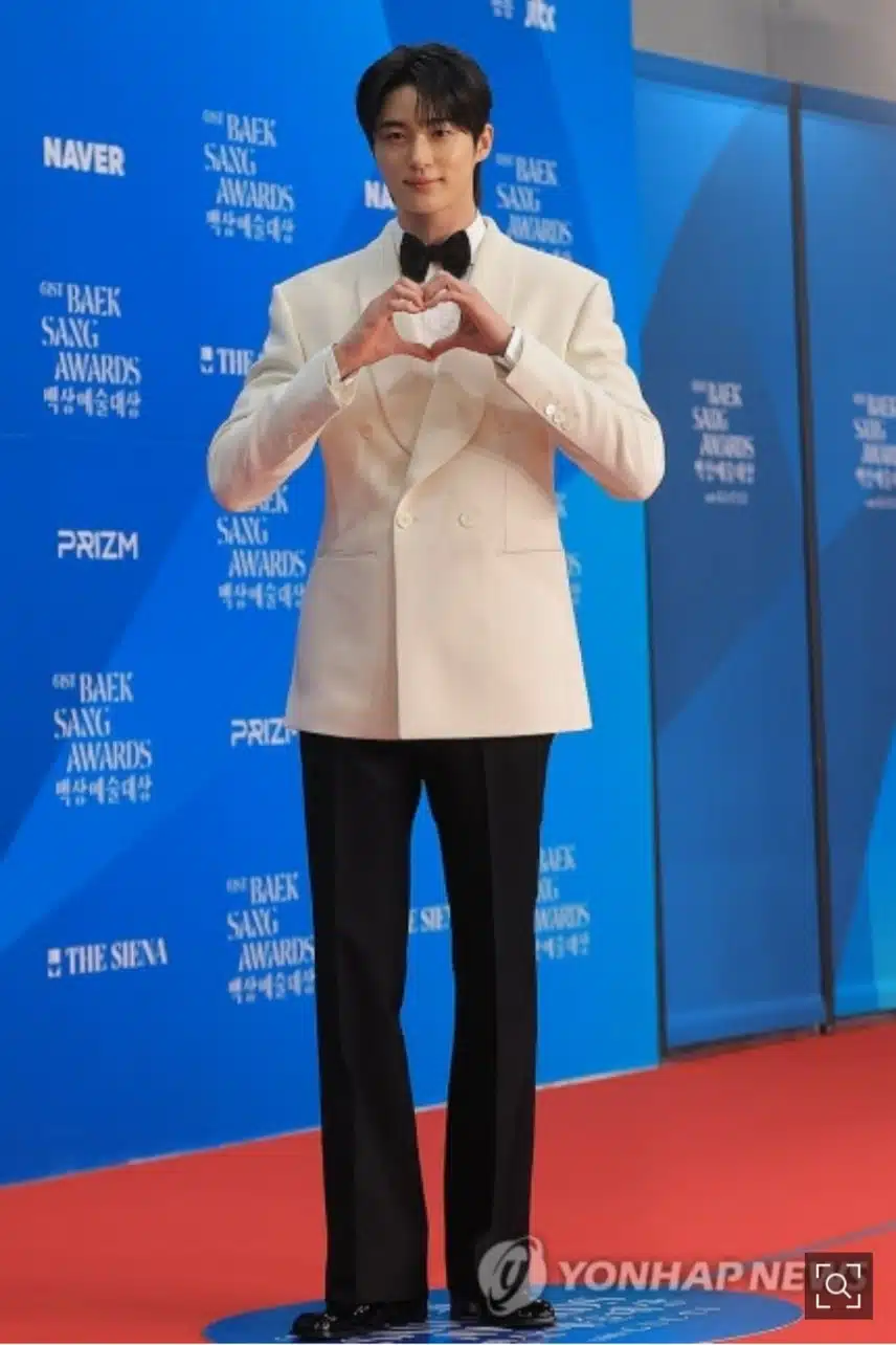 훈남의 정석 변우석 , 오늘도 여심에 매력 폭탄 하트 선물
