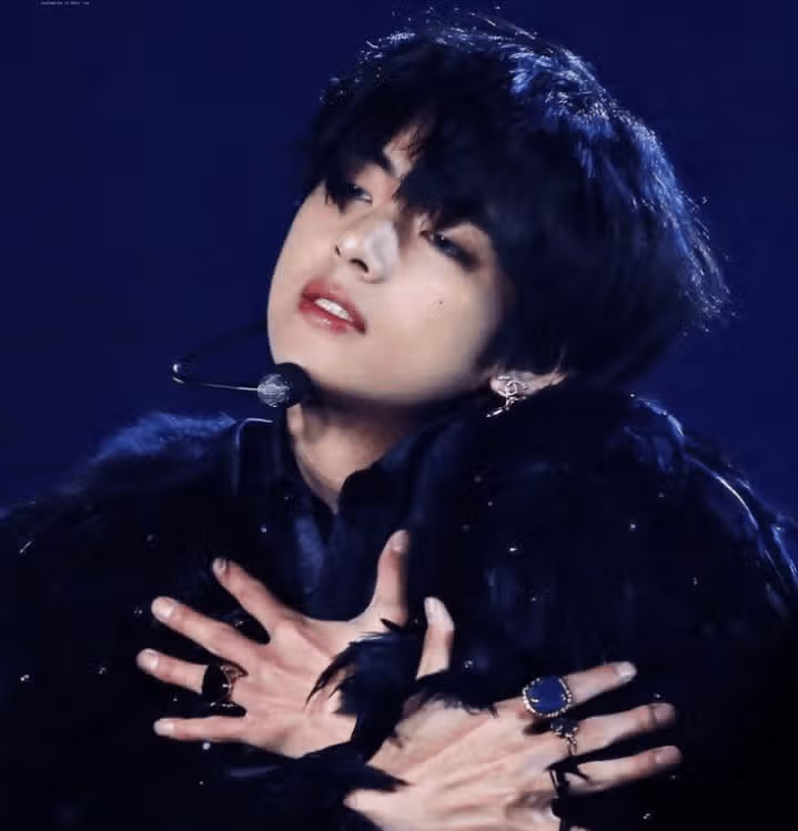 V  7 years with Singularity 💜💜💜 BORAHAE V 