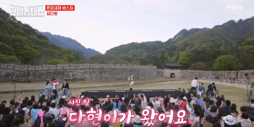 김다현양 문경새재 버스킹 무대에 올라 노래의 맛과 멋을 전해주었어요.