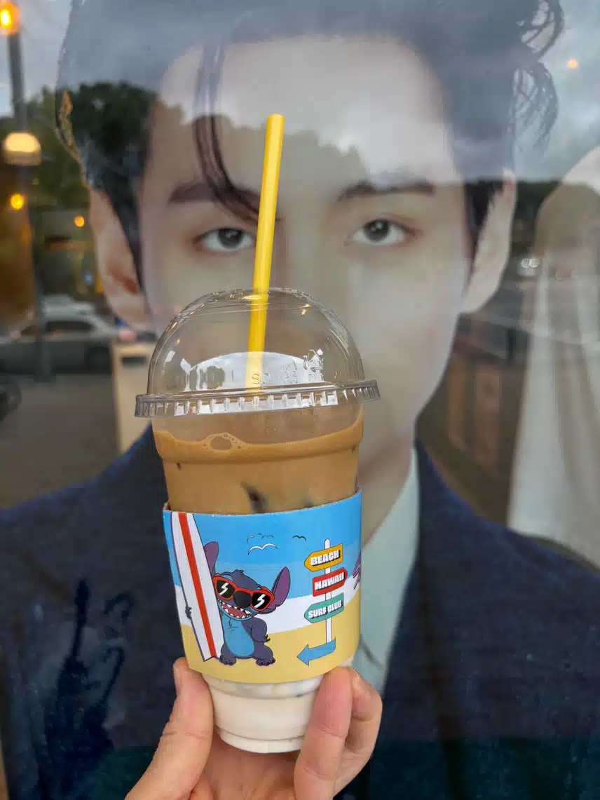 뷔랑 아이스라떼 마셔요