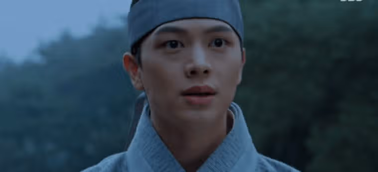 이정을 끌고 물속으로 들어가버립니다