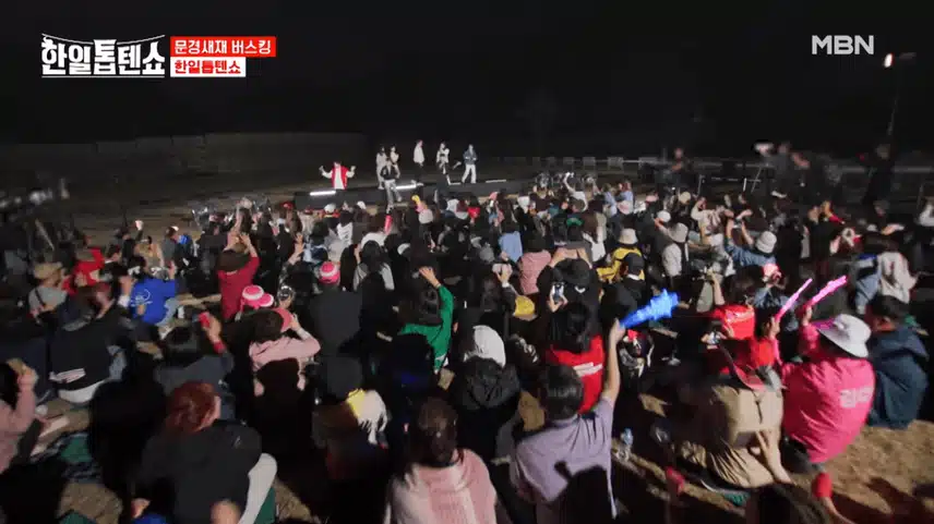 어두운 밤에도 버스킹의 열기는 식지 않고 뜨겁네요