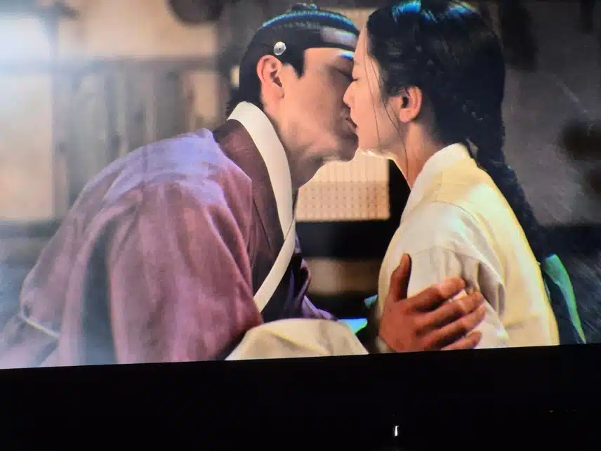 두사람은 서로의 마음을 알게되고 입맞춤 하네요