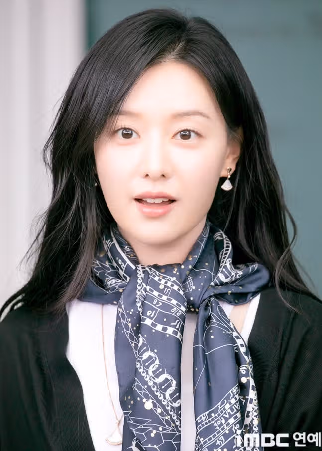 김지원님 이탈리아로 출국하네요...이쁨 폭발이에요