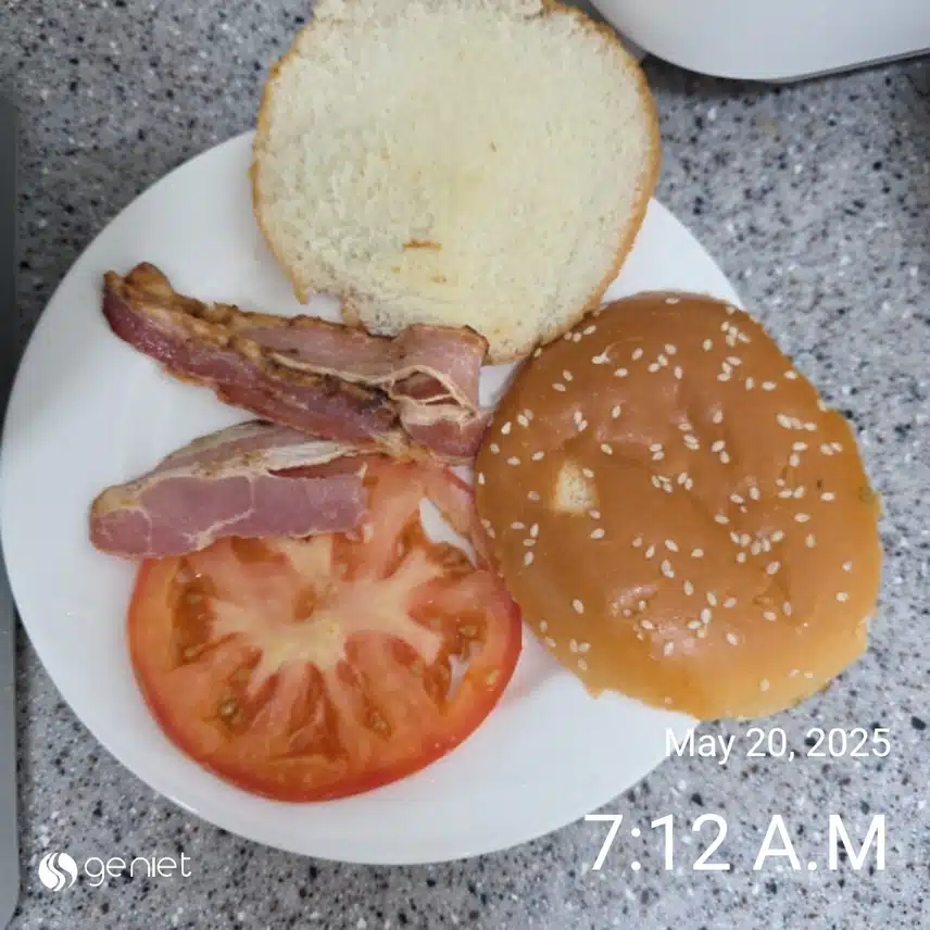 아침은 견과류, 그릭야채샐러드, 베이컨 토마토디럭스 버거의 변신