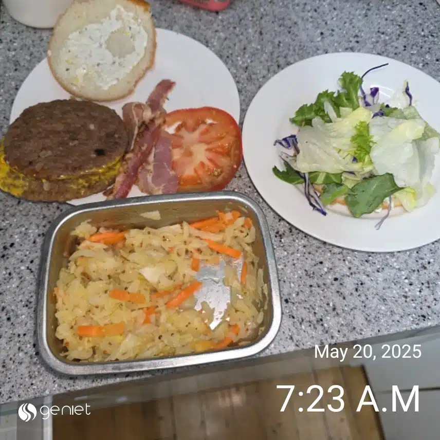 아침은 견과류, 그릭야채샐러드, 베이컨 토마토디럭스 버거의 변신