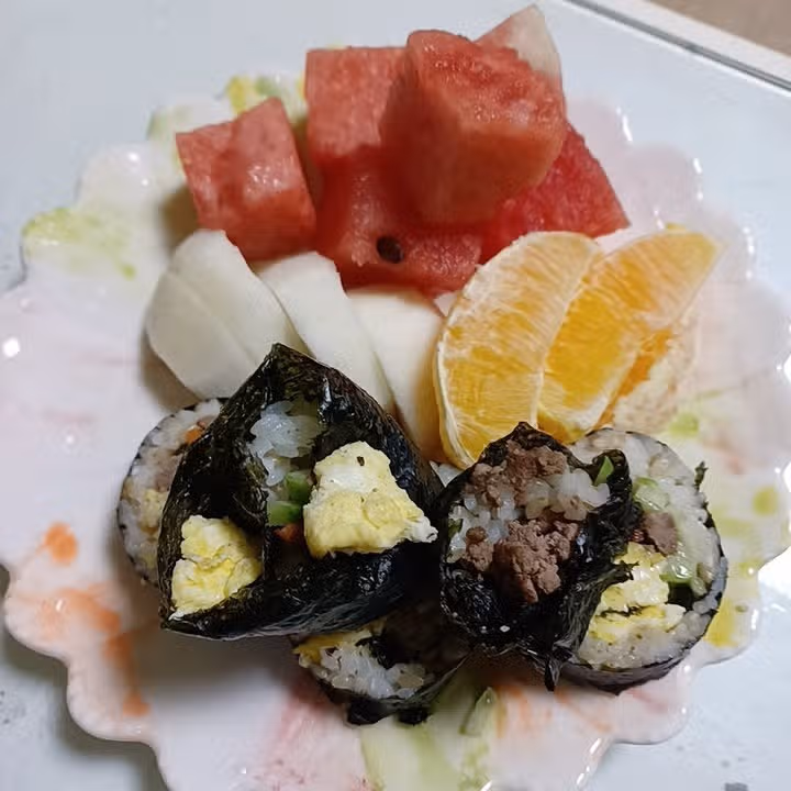 김밥, 과일 먹어요