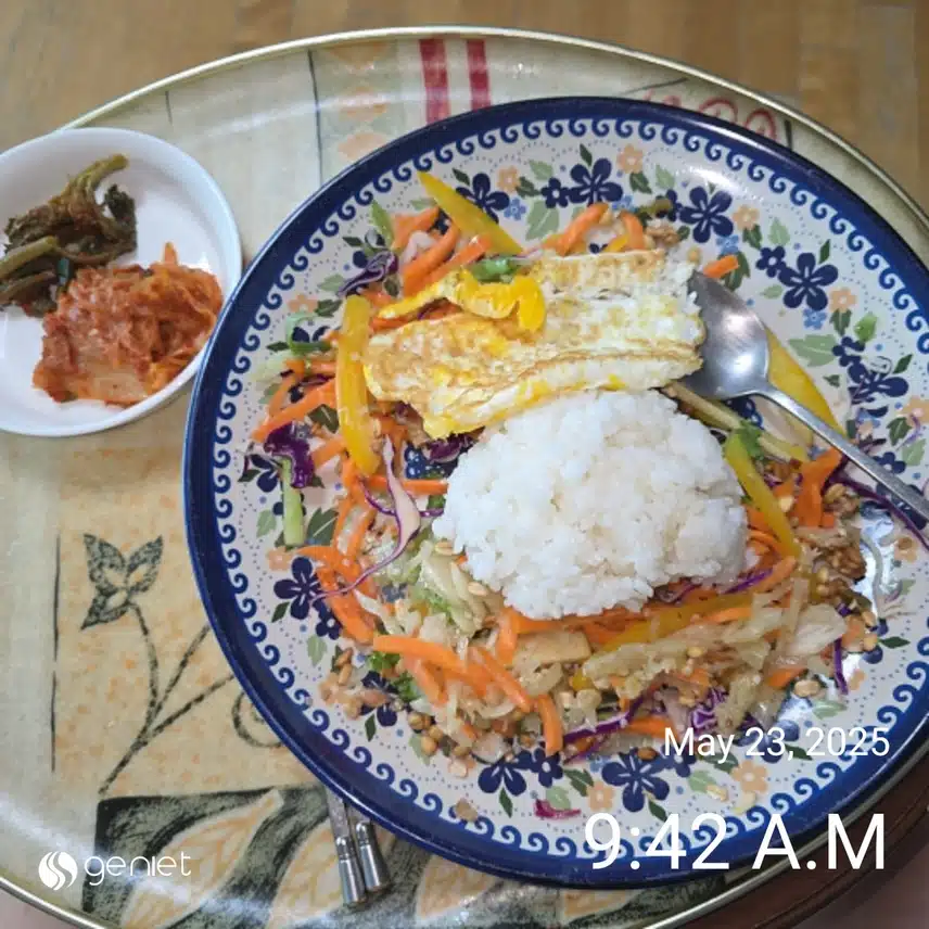 아침은 두부 야채과일 샐러드와 쌀밥과 계란후라이