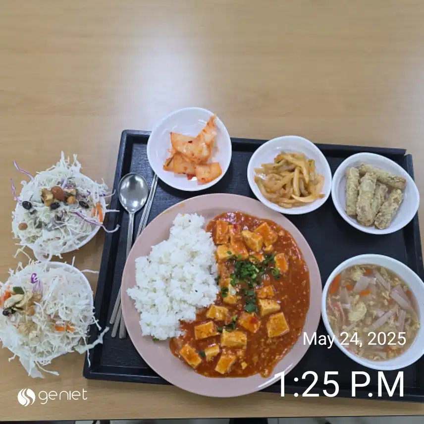 점심은 직원식당에서 마파두부덮밥 