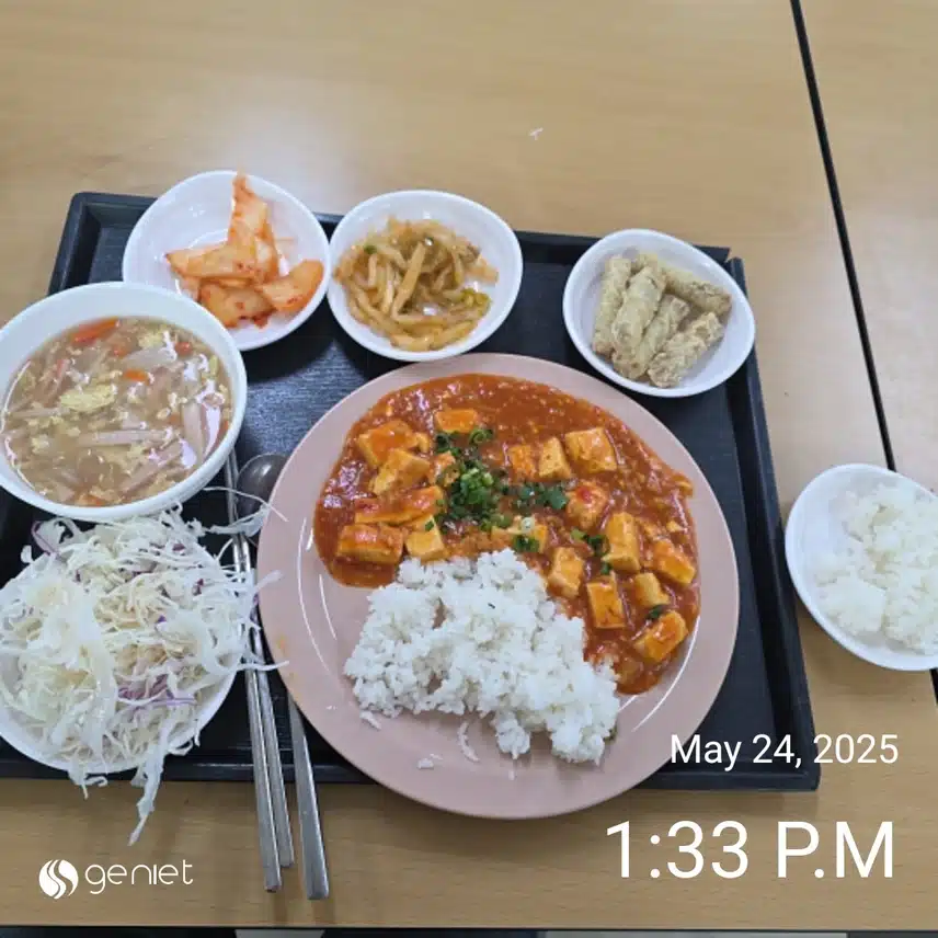 점심은 직원식당에서 마파두부덮밥 
