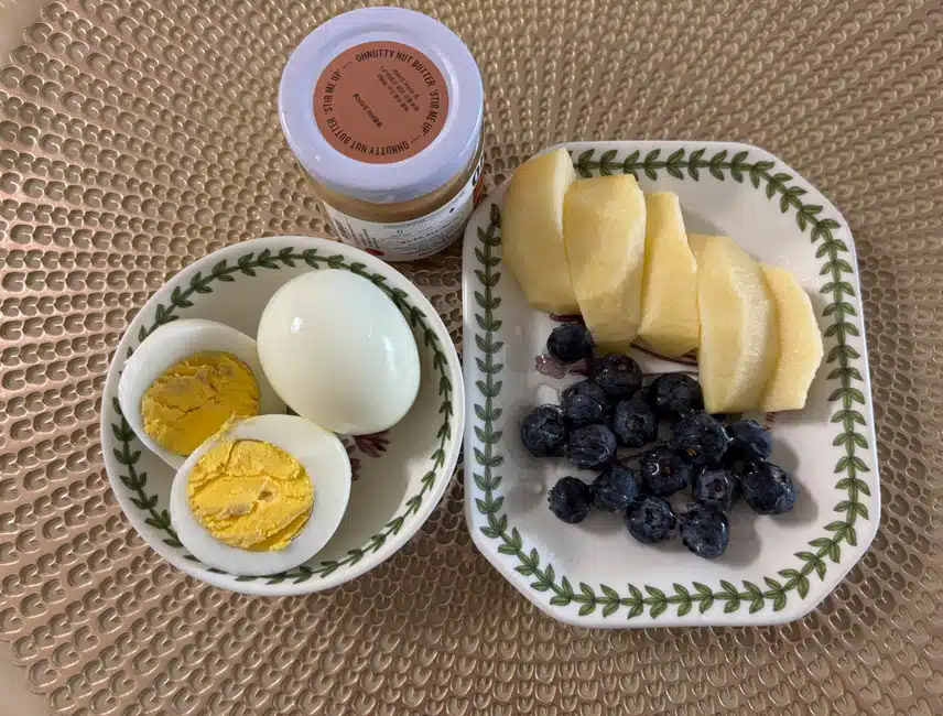 월요일 아침 식단🍎🥚🫐🥜