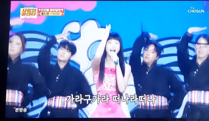 지윤님 헤어스타일 너무 잘 어울려요