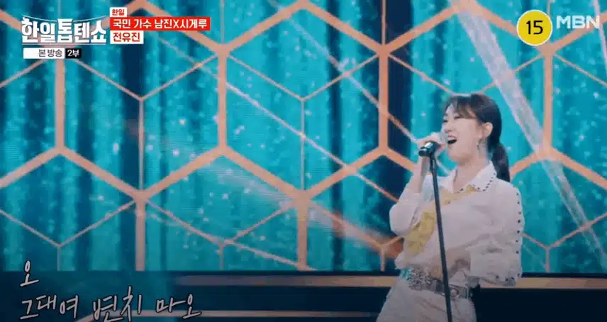 마이크 꺽으면서 열창 하시네요