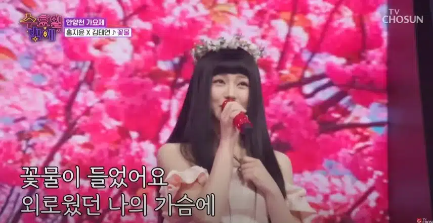 꽃 요정같은 우리 가수들이 노래 부르네요.