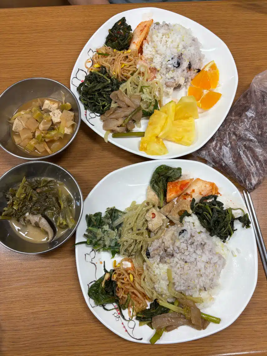 점심은 절 밥 먹어요
