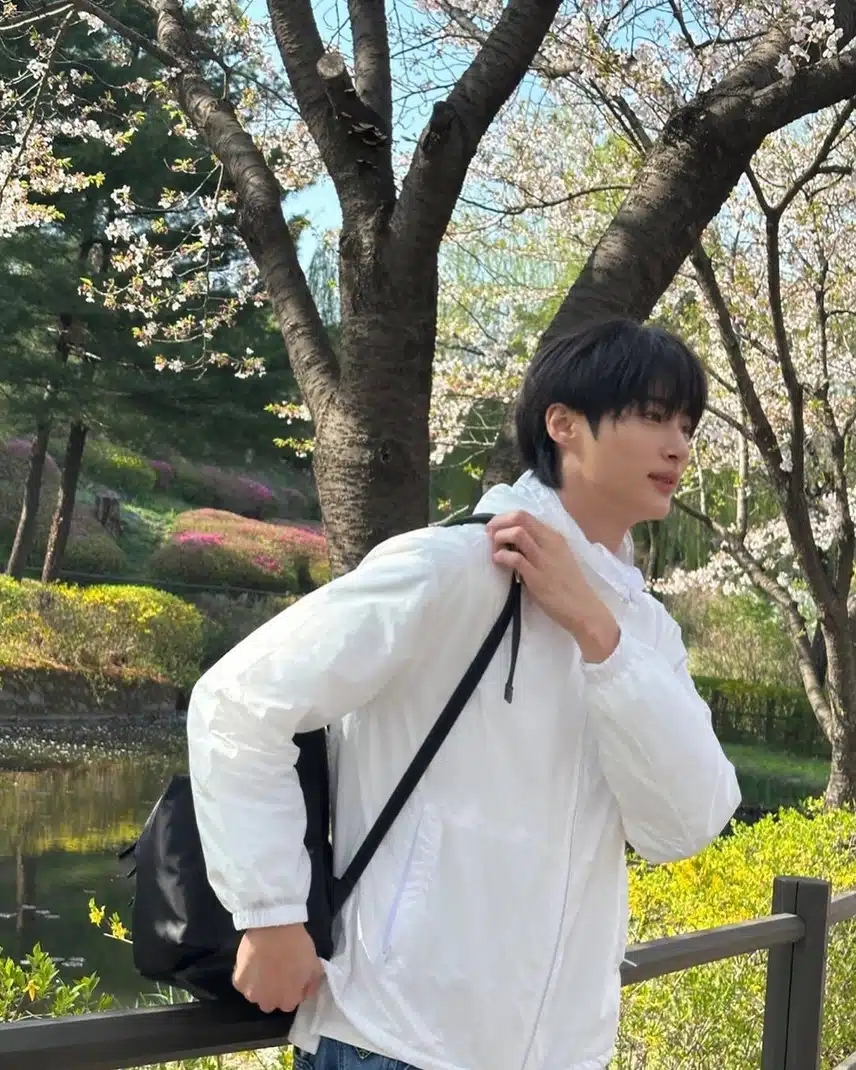 변우석님의 매력포인트 중 하나는 청량미 아닐까요 