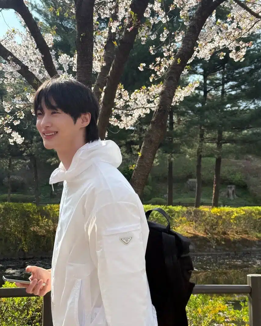 변우석님의 매력포인트 중 하나는 청량미 아닐까요 
