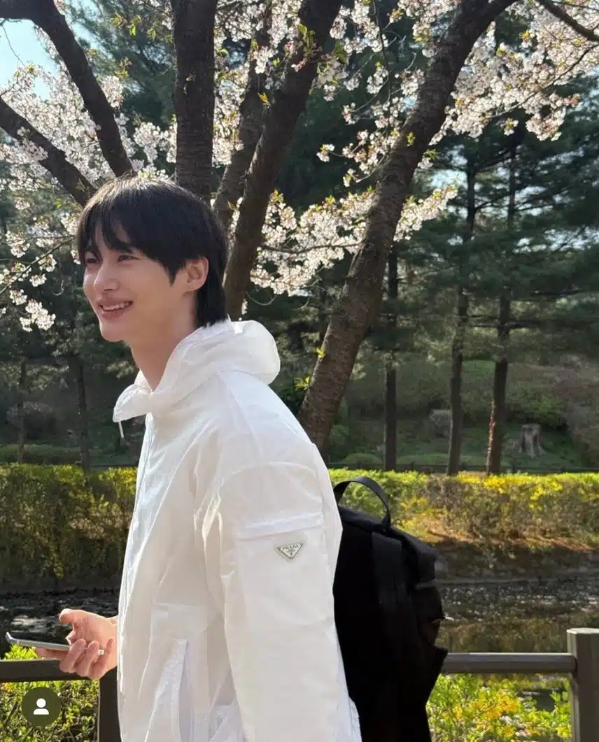 봄 햇살 아래 우석이 미모 진짜 실화냐
