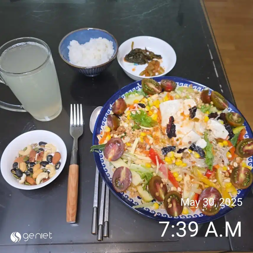 아침 견과류, 순두부야채샐러드, 쌀밥과 김치
