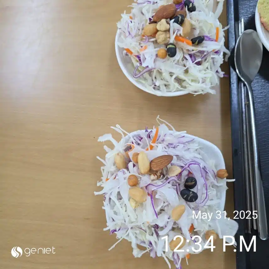 점심은 직원 식당에서 부대찌개